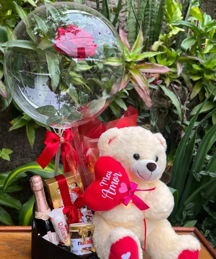 Box Brinde ao Nosso Amor premium com ursinho, Chandon Rosé e chocolates