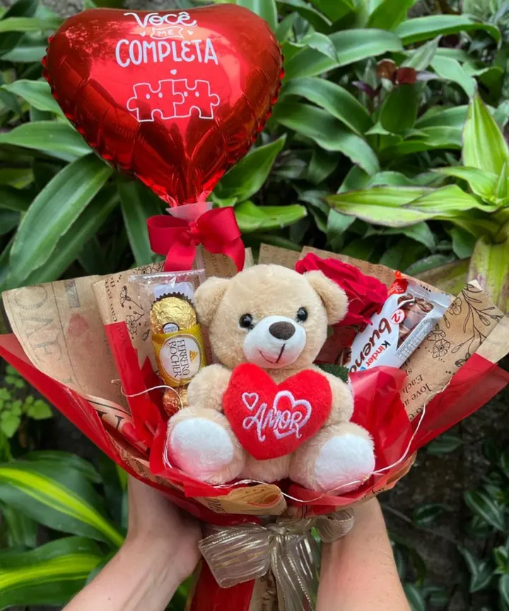 Buquê Amor Eterno com ursinho, balão de coração e chocolates