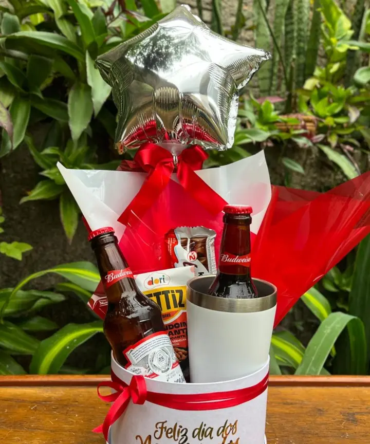 Box Melhor Companhia com cervejas Budweiser, copo térmico e petiscos
