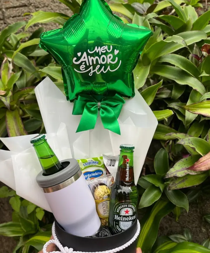 Box Meu Parceiro Favorito com cervejas Heineken, copo térmico e chocolates